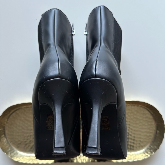 **SOLD** Nasty Gal BOX Square Toe Heeled Chelsea
Boots. Size 8 - Picture 3 of 7